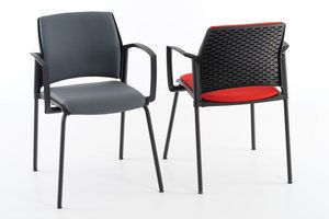 Der Stapelstuhl Paris AL SP RP ist komplett gepolstert